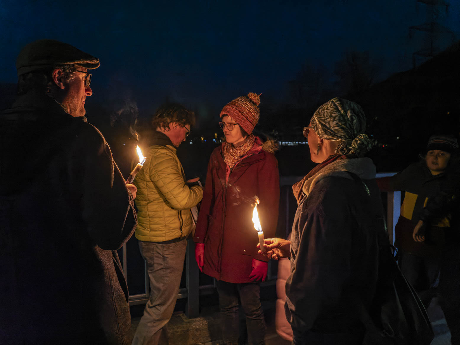 Menschen im Fackellicht in Telfs bei der Veranstaltung für den Frieden in der Ukraine