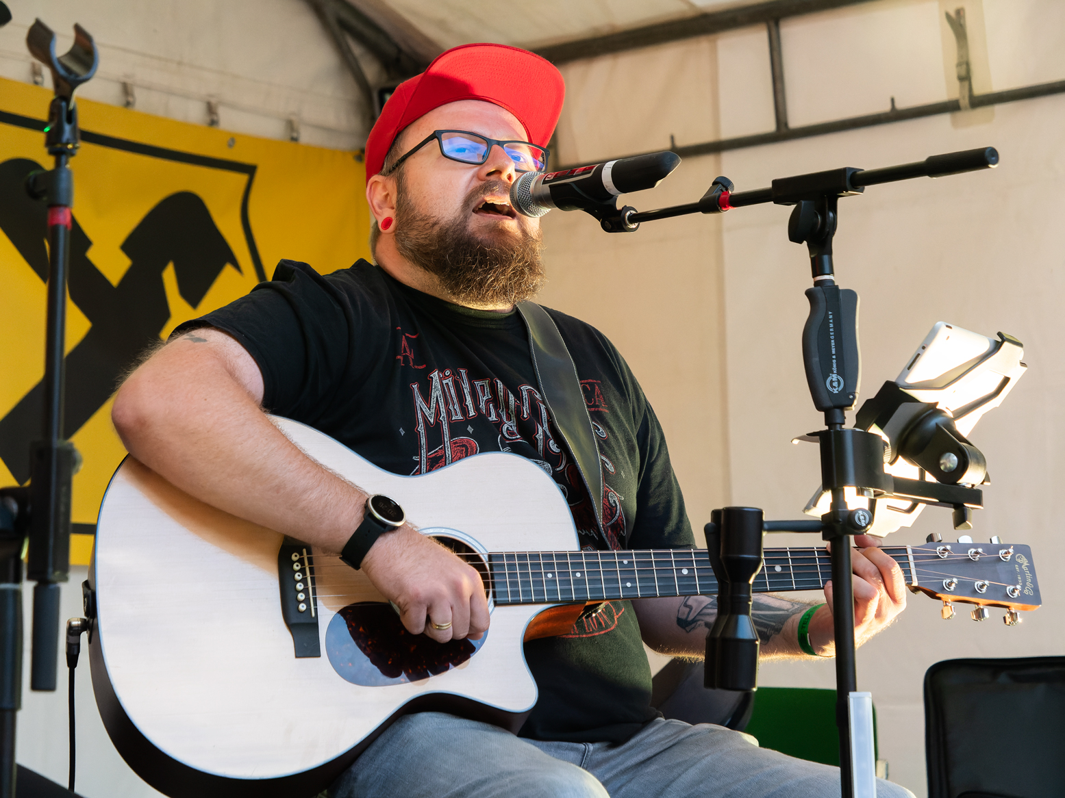 Singender Gitarrist beim Telfer Dorffest