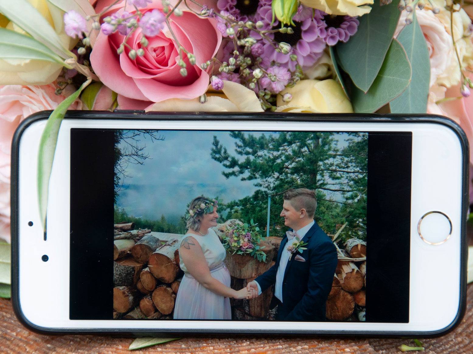 Foto des Brautpaares im Smartphone