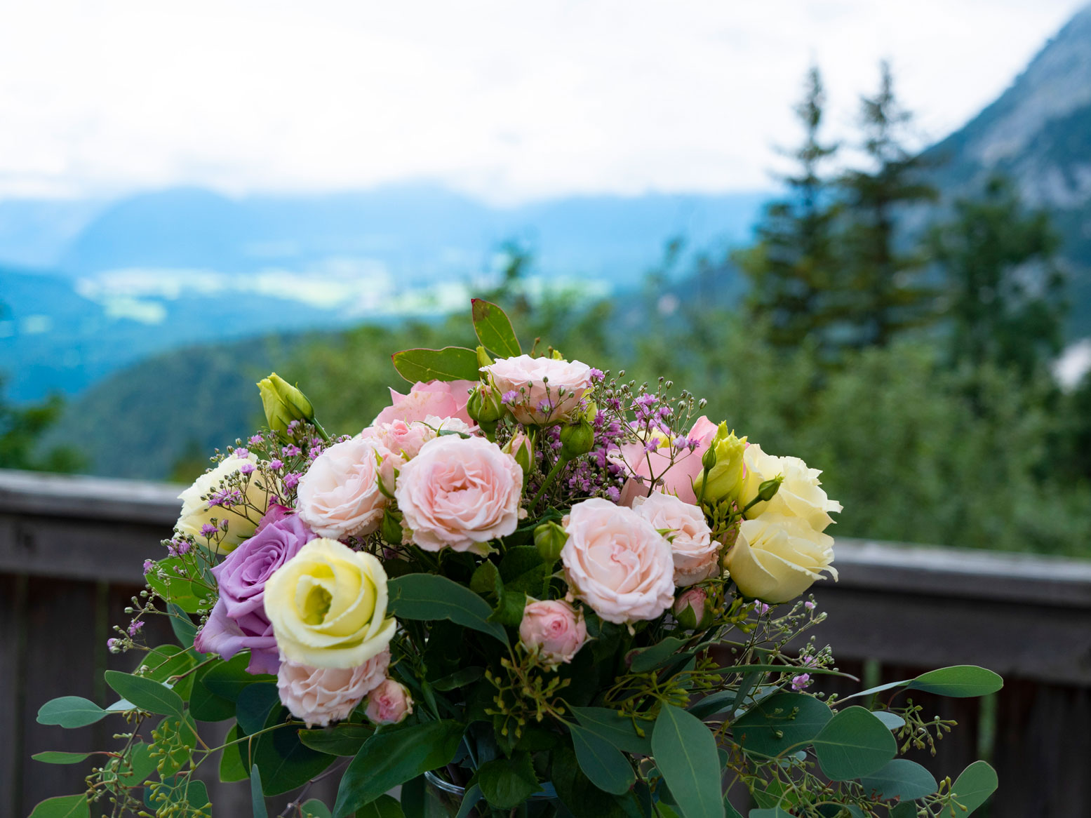 Brautstrauss mit dem Blick in das Inntal