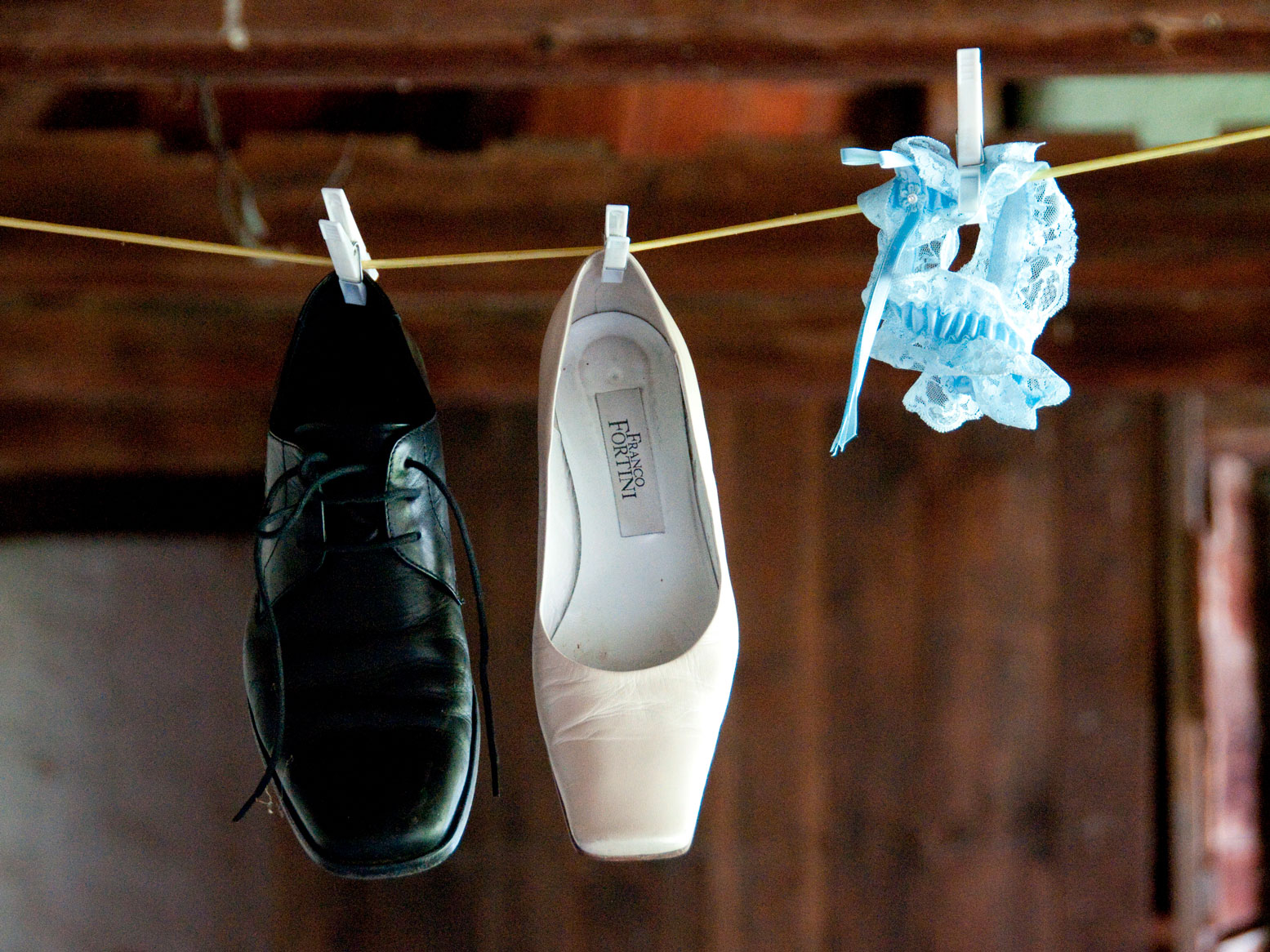Die Schuhe des Brautpaares auf der Wäscheleine