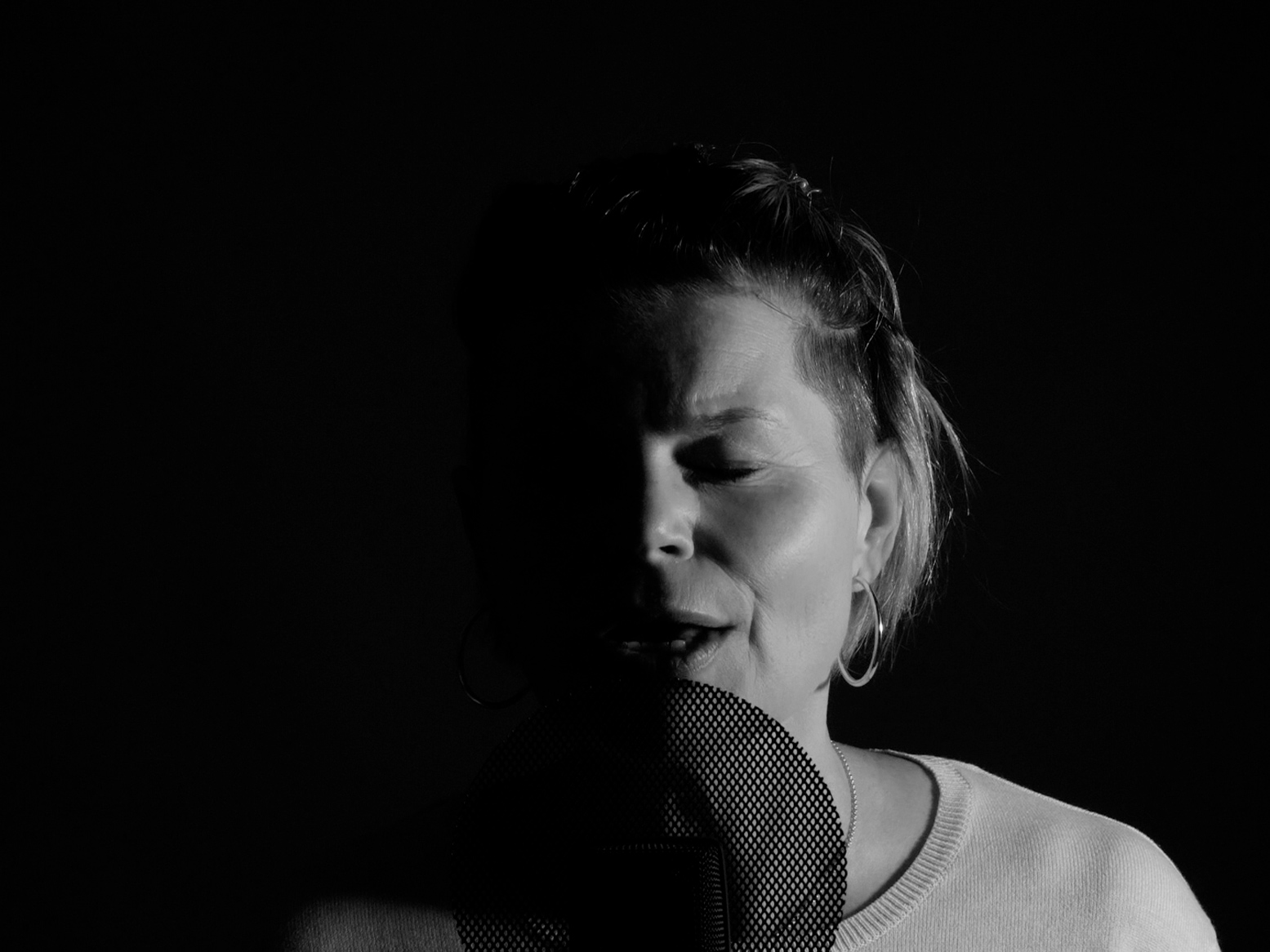 Sängerin singt vor dem Mikrofon