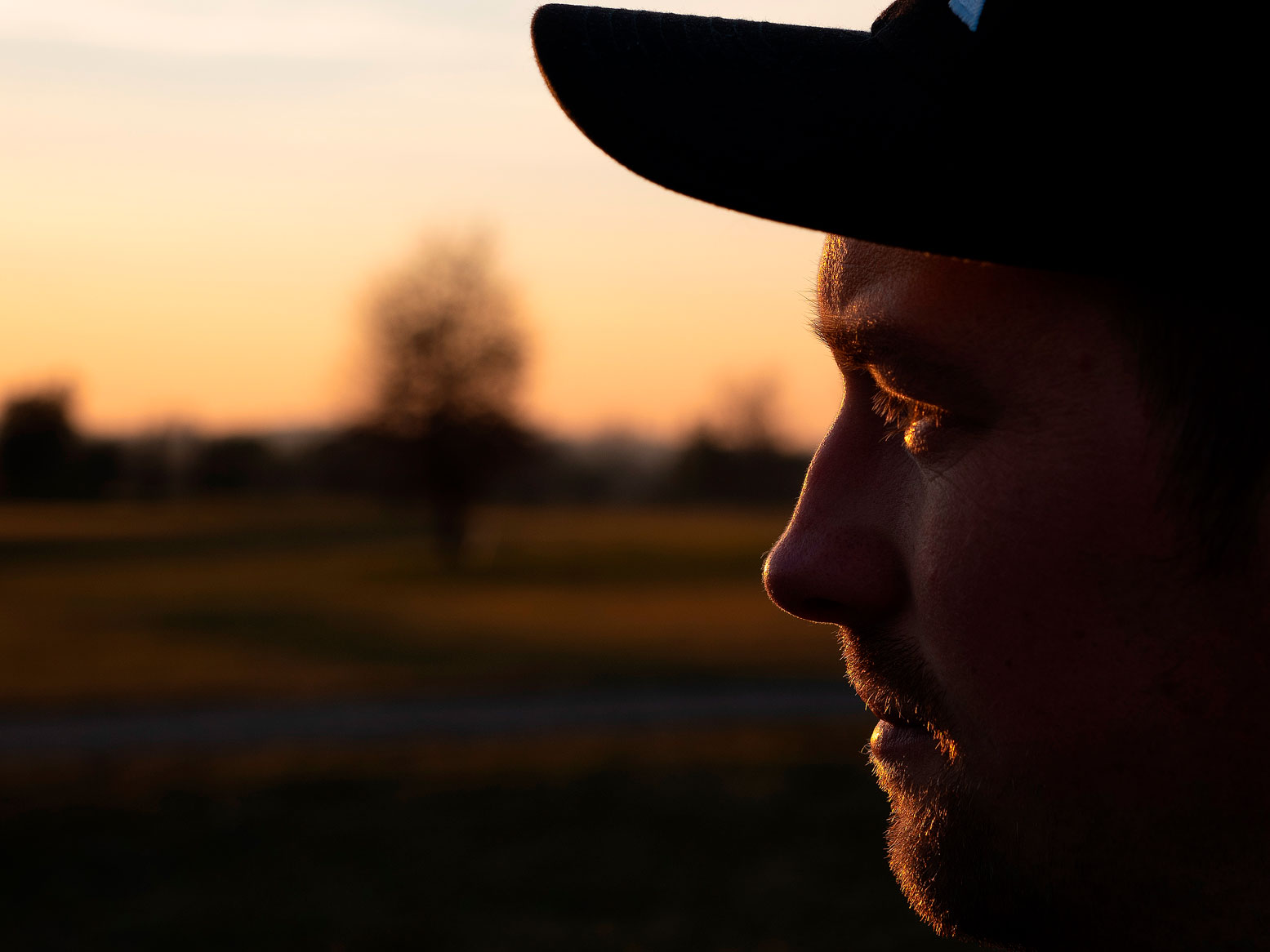 seitliches Portrait vom Golfpro in der Abendsonne