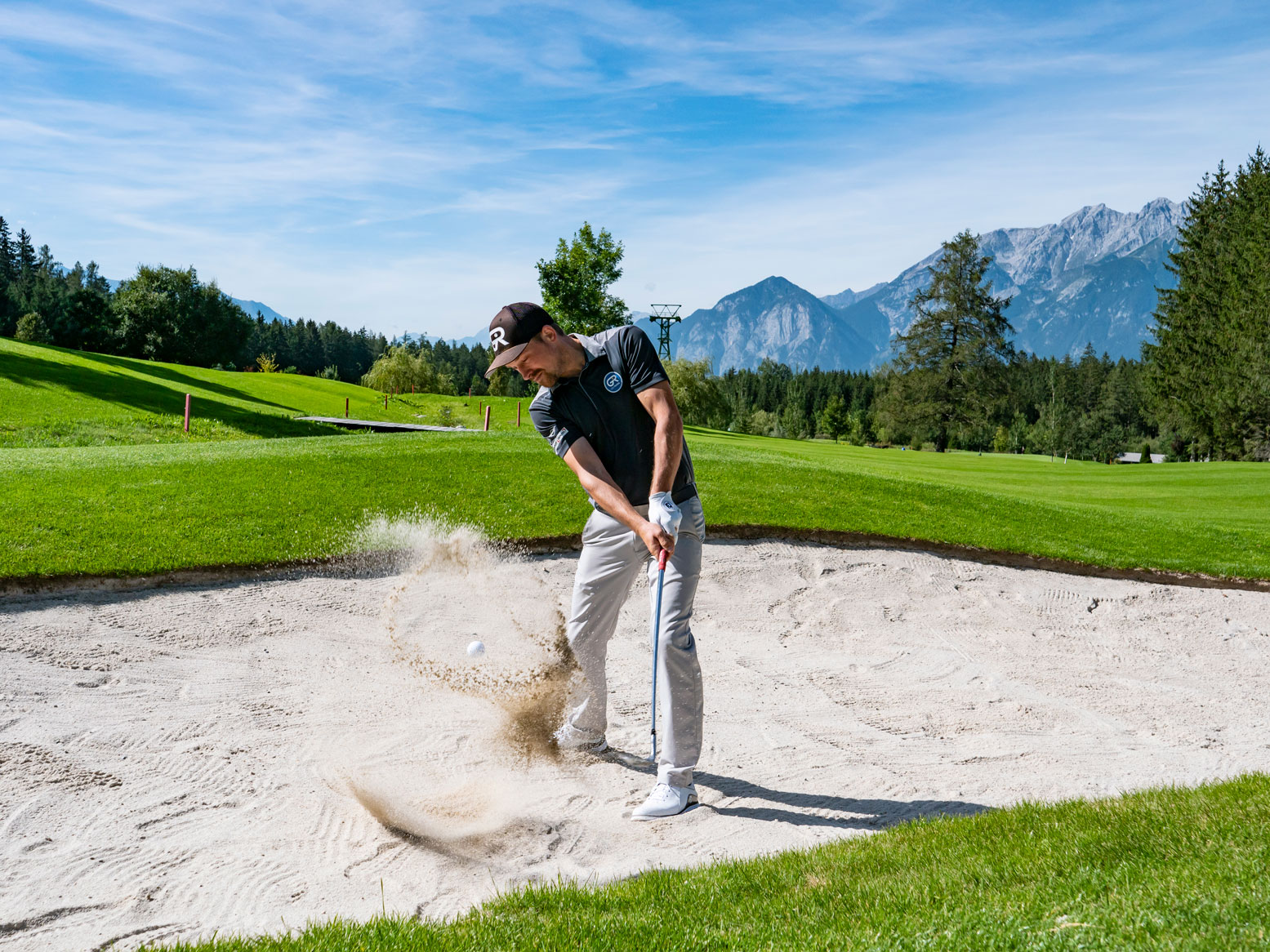 Bunkerschlag mit auspritzenden Sand in Innsbruck-Igls