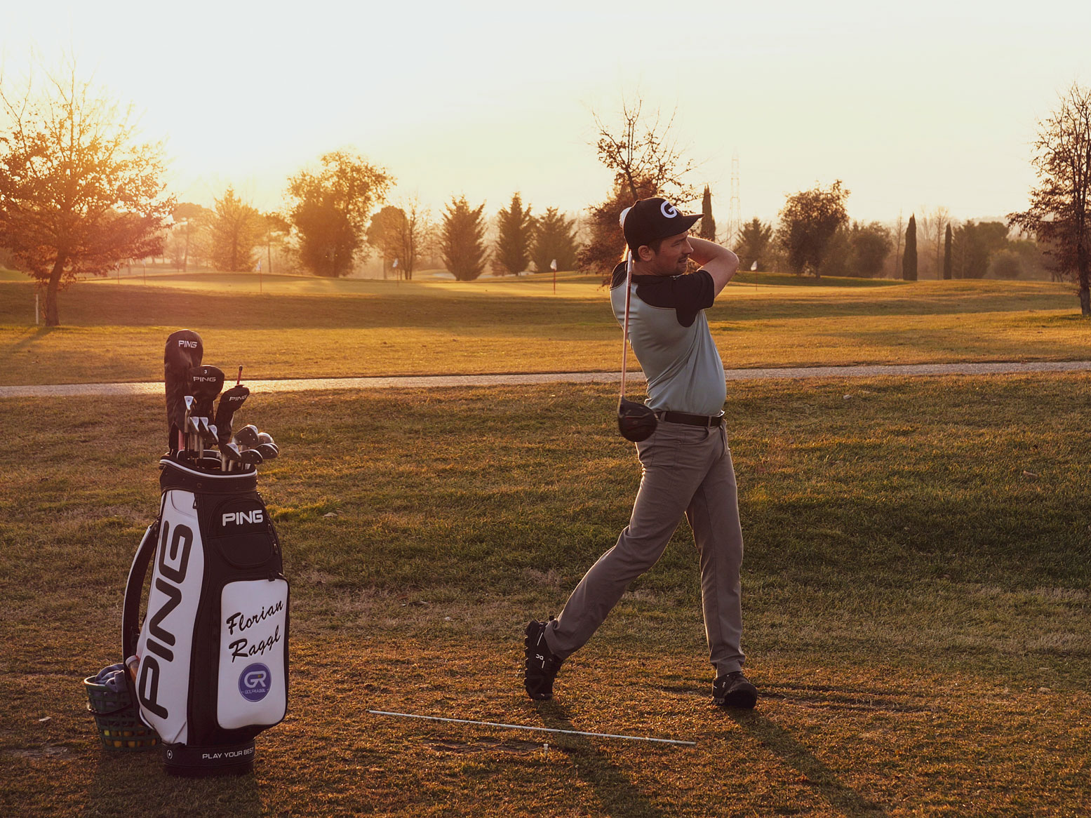 Golfschlag in der Abendsonne im Chervo Golf am Gardasee