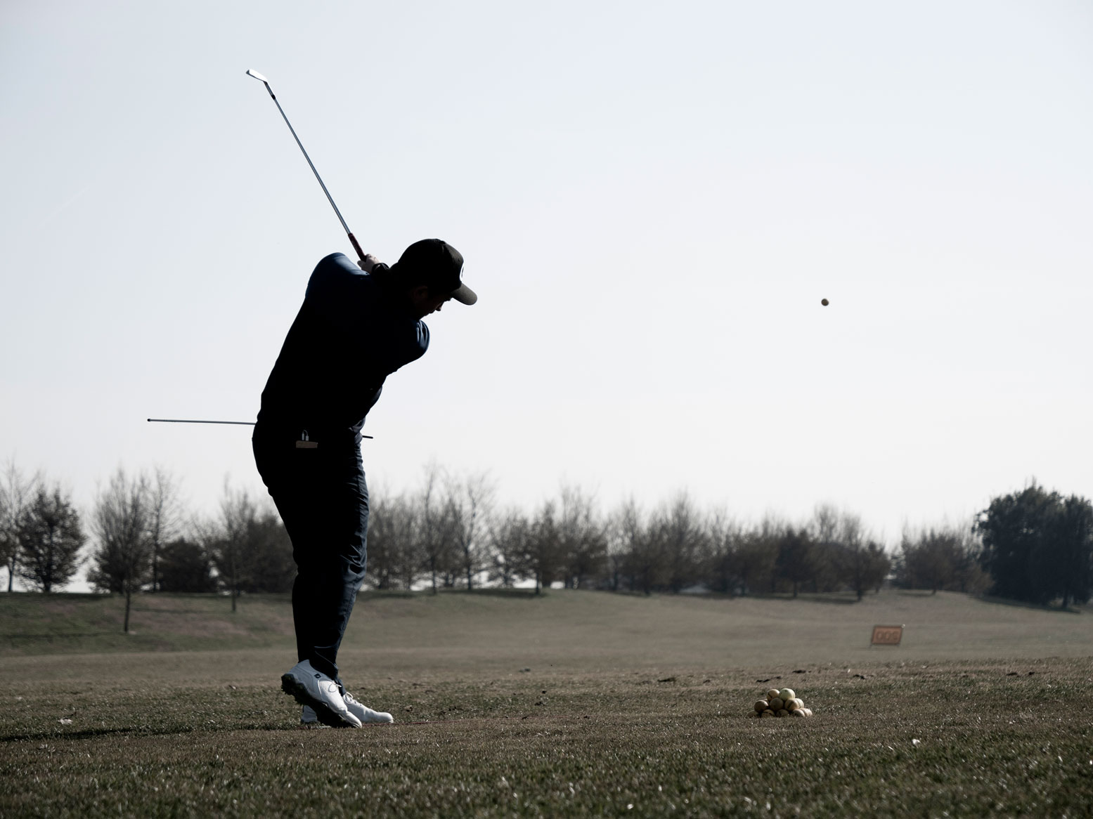 Golfschlag mit dem Driver im Chervo Golf am Gardasee